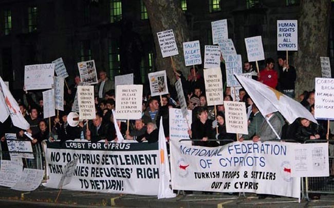 Federation picketing outside 10 Downing Street (in Greek)